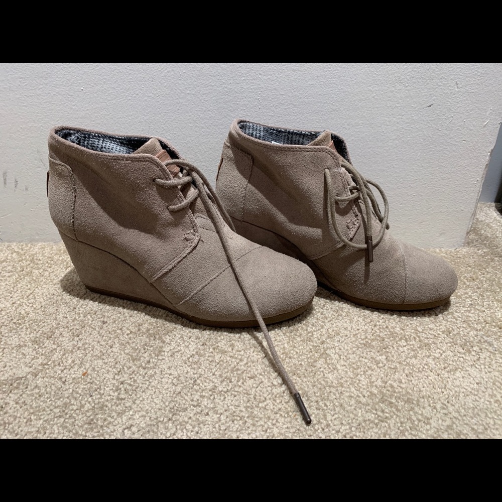 Adorable Tan suede Desert wedge booties by Toms